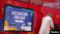 A person enters a mobile COVID-19 vaccine clinic during the spread of the omicron coronavirus variant in Manhattan, New York, Dec. 7, 2021. 