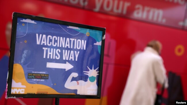 A person enters a mobile COVID-19 vaccine clinic during the spread of the omicron coronavirus variant in Manhattan, New York, Dec. 7, 2021.