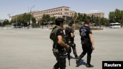 Security forces loyal to Turkish President Recep Tayyip Erdogan guard the General Staff headquarters in Ankara, July 17, 2016. 