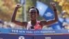 La Kényane Mary Keitany passe la ligne d'arrivée au marathon de New York, à Central Park, USA, le 6 novembre 2016.