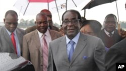 Hurumende yemutungamiri wenyika VaRobert Mugabe iri kupomerwa mhosva yekutadza kubhadhara vashandi vayo. (AP Photo)