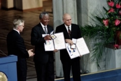 FILE - In this Dec. 09, 1993 photo, Nelson Mandela, president of South African African National Congress (C) and South African President Frederik de Klerk display in Oslo their Nobel Prizes for their work to end apartheid.