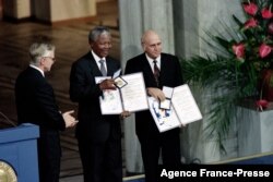 FILE - In this Dec. 09, 1993 photo, Nelson Mandela, president of South African African National Congress (C) and South African President Frederik de Klerk display in Oslo their Nobel Prizes for their work to end apartheid.