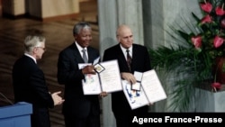 FILE - In this photo taken on Dec. 09, 1993, Nelson Mandela, President of South African African National Congress (C) and South African President Frederik de Klerk (R) display in Oslo their Nobel Prizes after being awarded jointly for their work to end ap