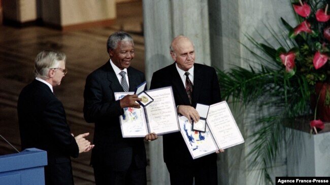 In this photo taken on Dec. 09, 1993, Nelson Mandela, President of South African African National Congress (C) and South African President Frederik de Klerk (R) display in Oslo their Nobel Prizes. (AFP)