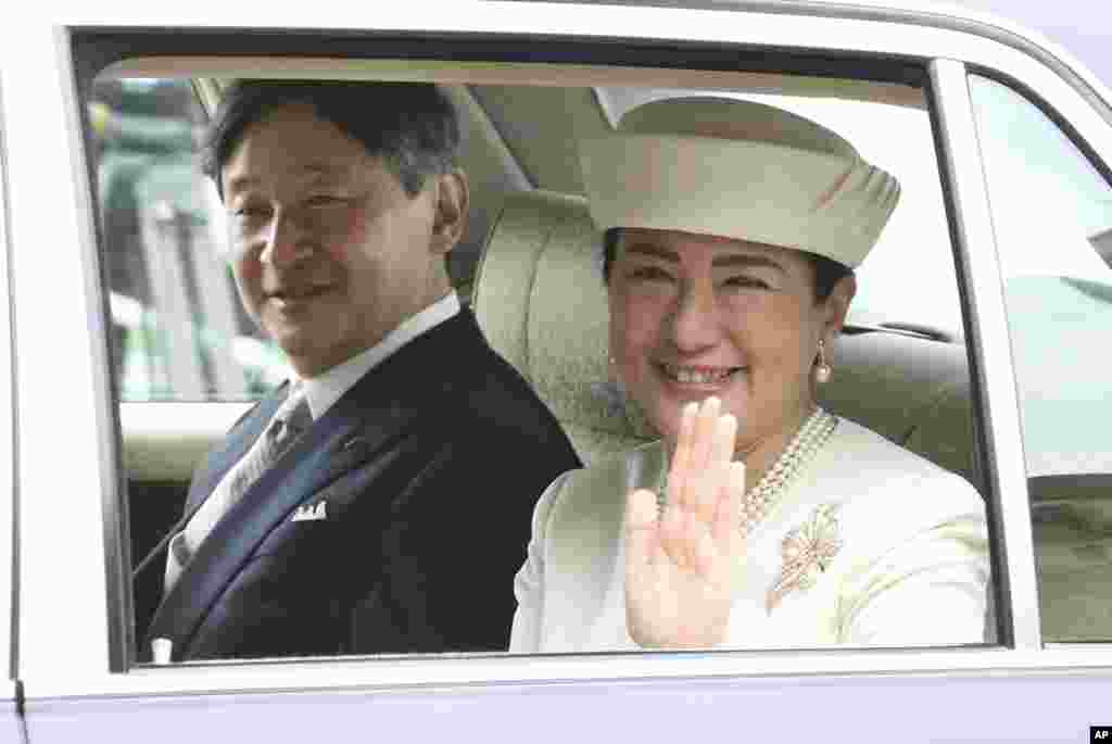 អធិរាជជប៉ុនថ្មី Naruhito និងមហាក្សត្រី Masako កំពុងធ្វើដំណើរទៅកាន់ព្រះរាជវាំង Imperial Palace ដើម្បីជួបជាមួយអធិរាជ Emeritus Akihito និងមហាក្សត្រី Emerita Michiko ក្នុងទីក្រុងតូក្យូ។ 
