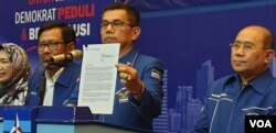 Sekjen Partai Demokrat Hinca Panjaitan saat membacakan surat dari SBY hari Kamis (28/2) di Jakarta. (Foto: VOA/Sasmito Madrim)