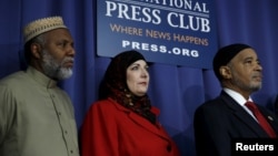 Dari kiri: Imam Johari Abdul-Malik, Kristin Szremski, dan Imam Mahadi Bray saat mengumumkan Koalisi 100 pemimpin Muslim AS hari Senin (21/12) 
