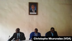 Ministres et syndicats lors de la réunion au ministère de l'Intérieur à Bujumbura, le jeudi 25 janvier. (VOA/Christophe Nkurunziza)