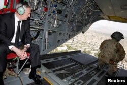 Menteri Pertahanan AS James Mattis melihat pemandangan Kabul dari helikopter saat mengunjungi markas Resolute Support, 24 April 2017. (Foto:dok)