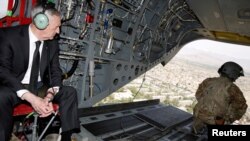 Menteri Pertahanan Amerika Serikat James Mattis terlihat tengah memandang kota Kabul dari helikopter dari markas dukungan militer di Kabul, Afghanistan, menuju Irak, 24 April 2017. (Foto: dok).