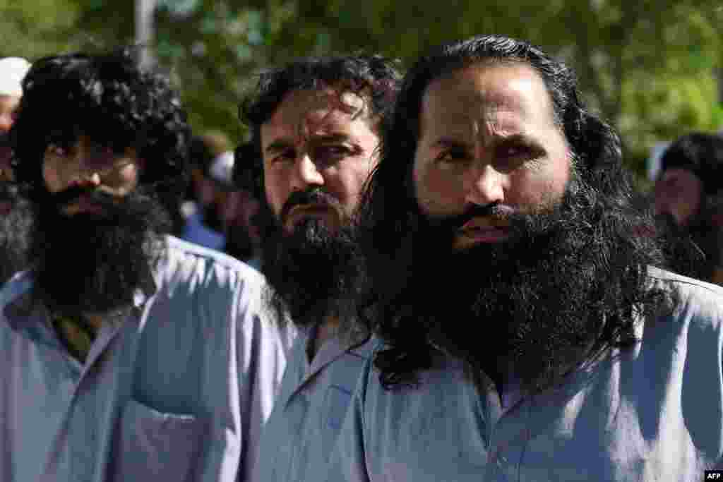 امن معاہدے کے تحت افغان حکومت طالبان کے پانچ ہزار قیدی رہا کرے گی جب کہ طالبان بھی ایک ہزار افغان قیدیوں کو رہا کرنے کے پابند ہیں۔