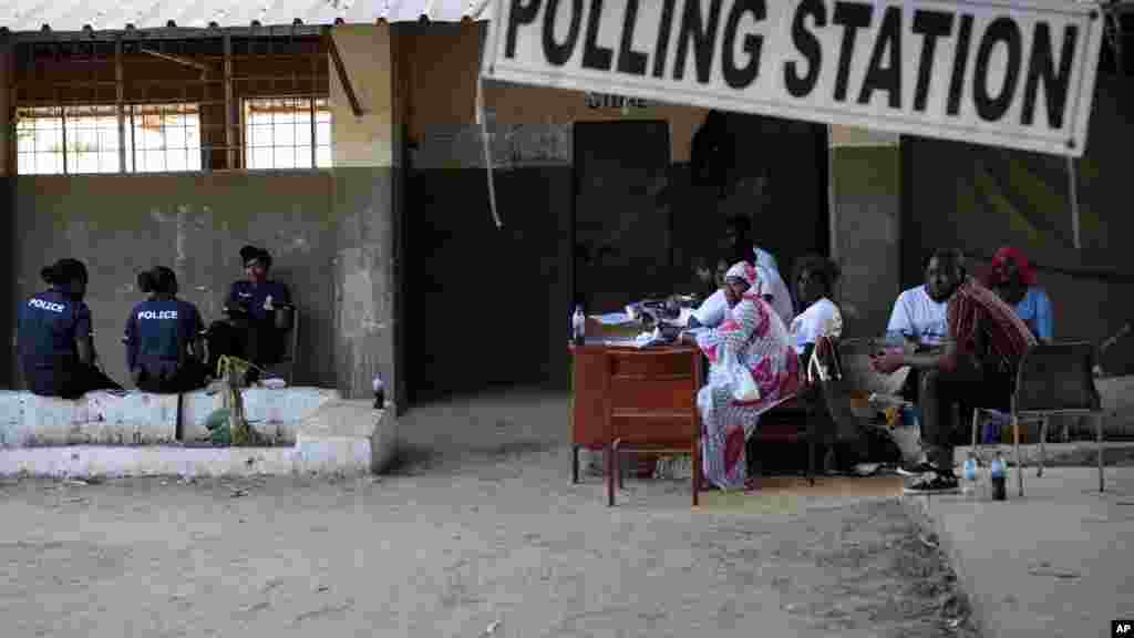 Shugaban hukumar zaben gambia ya ce, shugaba Yahya Jammeh ya amince Da shan kaye a zaben shugabancin kasar da a gudanar, Disamba 03, 2016