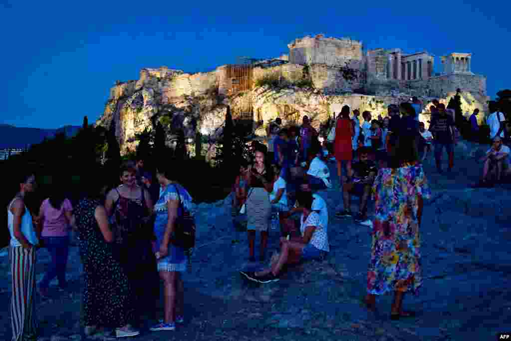 مجموعه تاریخی آکروپولیس برای مردم یونان یک نماد ملی است. این بنا هر ساله میلیونها بازدید کننده را به خود جذب می کند.