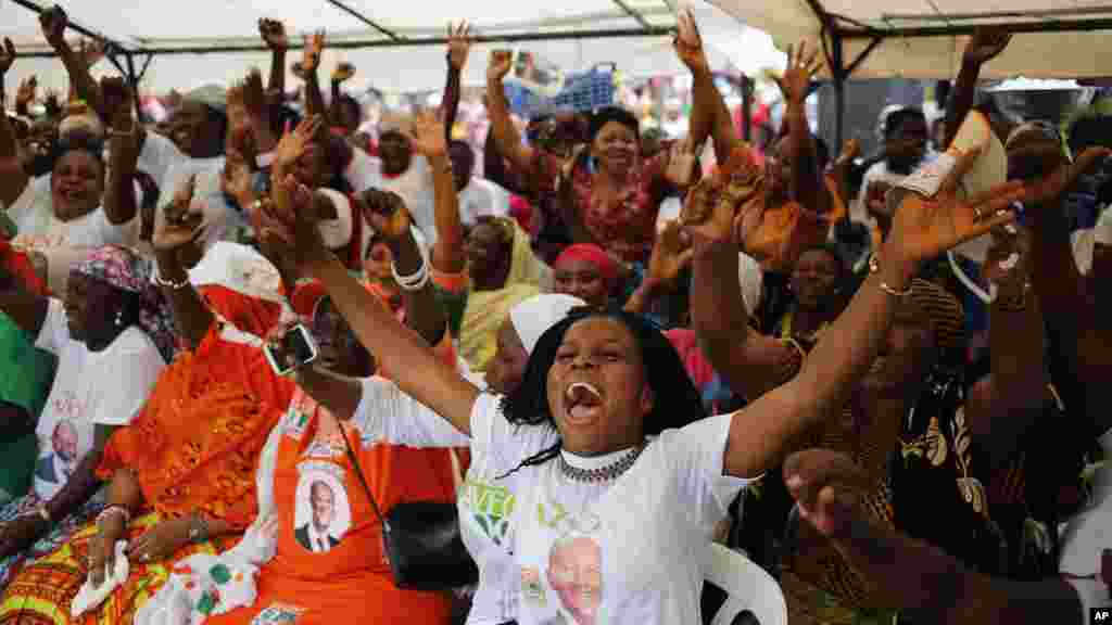 Un rassemblement des partisans du président sortant ivoirien Alassane Ouattara jubilant après la publication des résultats provisoires de l'élection présidentielle, à Abidjan, Côte d'Ivoire, 28 octobre 2015. 