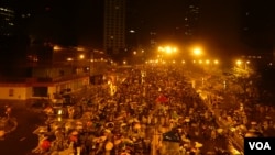 10月1日中國國慶日凌晨，金鐘往中環方向的汽車天橋填滿持雨傘爭取真普選的群眾。（美國之音湯惠芸攝）