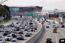 지난 1일 미국 뉴욕 라과디아 국제공항을 지나는 그랜스샌트럴파크웨이 도로에 차들이 정체돼있다. (자료사진)
