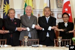 FILE - Secretary of State Rex Tillerson, second from left, meets with foreign ministers from Southeast Asia, from left, Malaysia Foreign Minister Datuk Seri Anifah Aman, Philippines Acting Foreign Minister Enrique Manalo, and Indonesian Foreign Minister Retno Marsudi, at the State Department in Washington, May 4, 2017.