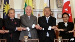 Ngoại trưởng Mỹ Rex Tillerson (thứ hai từ trái sang) gặp gỡ ngoại trưởng các nước Ðông Nam Á tại trụ sở Bộ Ngoại giao ở Washington (ảnh tư liệu ngày 4/5/2017).