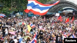 反政府示威者2013年11月24日在曼谷市中心抗議政府支持的大赦法案