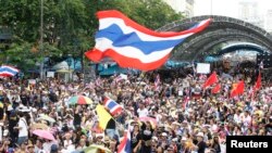 反政府示威者2013年11月24日在曼谷市中心抗议政府支持的大赦法案

