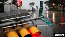 Lampu lalu lintas tergeletak di jalanan setelah terlempar akibat Badai Harvey yang menghantam kawasan dekat Corpus Christi, Texas, AS, 25 Agustus 2017. (REUTERS/Adress Latif)