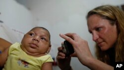 지난 2월 미 질병통제예방센터(CDC) 의료진이 브라질에서 태어난 소두증 신생아를 기록하고 있다. 임산부가 지카 바이러스를 보유한 경우 머리가 비정상적으로 작은 소두증 아기를 출산하는 원인이 되는 것으로 알려졌다. (자료사진) 