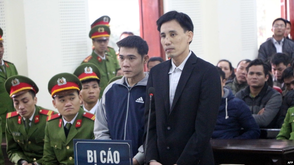 Nguyễn Nam Phong (trái) và Hoàng Đức Bình tại phiên tòa ngày 6/2/2018.
