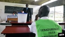 Un homme a voté lors des premières élections sénatoriales, à Cocody, un quartier d'Abidjan, Côte d'Ivoire, 24 mars 2018.