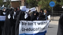 Mujeres cubiertas de la cabeza a los pies marchan por las calles de Kabul, Afganistán, el 11 de septiembre de 2021 en apoyo a las medidas del Talibán de no permitir la educación mixta.