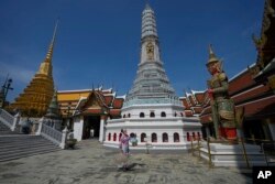 Turis mengunjungi Grand Palace di Bangkok, Thailand, Senin, 29 November 2021. (Foto: AP)