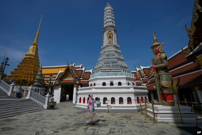Turis mengunjungi Grand Palace di Bangkok, Thailand, Senin, 29 November 2021. (Foto: AP)