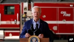Presiden AS Joe Biden memberikan keterangan terkait kebakaran hutan yang melanda sebagian besar wilayah Amerika baru baru ini dalam sebuah konferensi Pers di Bandara Sacramento Mather pada 13 September 2021. (Foto: AP Photo/Evan Vucci)