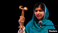 FILE : Malala Yousafzai saat menerima penghargaan Anna Politkovskaya Award, di Southbank Center London, Okt 4 2013. (reuters)