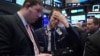 Нью-йоркская фондовая биржа на 15 минут приостановила торги 