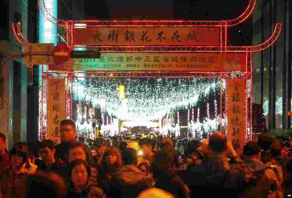 فستیوال فانوس به مناسبت سال نو چینی&zwnj; در تایپه، پایتخت کشور تایوان.