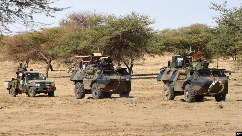 Des soldats français de l'opération Barkhane patrouillent à Timbamogoye, Mali, 10 mars 2016. 