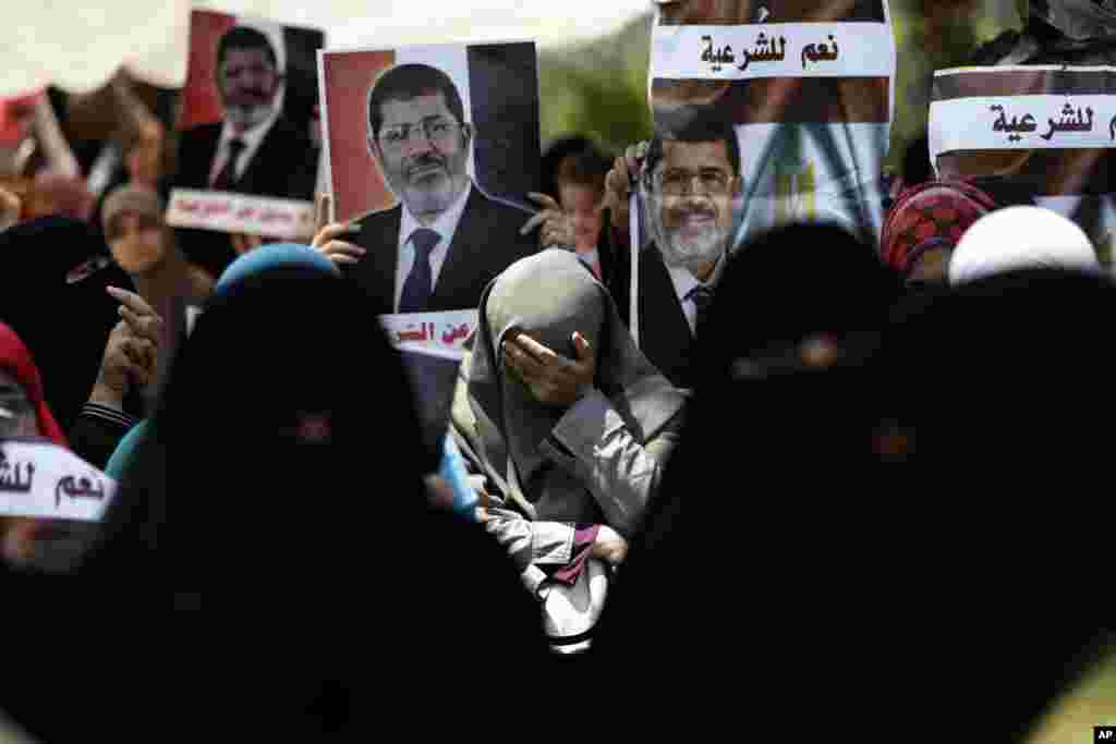 Devrilmiş prezident Məhəmməd Mursi tərəfdarları etiraz aksiyaları keçirir - 5 iyul, 2013 A supporter of ousted Egyptian President Mohammed Morsi cries during a protest near the University of Cairo, Giza, July 5, 2013. 