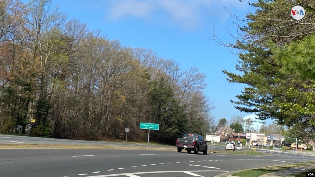 Las calles en Lake Ridge, Virginia, un suburbio de Washington, D.C. se ven casi vacías el lunes, 30 de marzo de 2020 debido a las medidas de distanciamiento social implementadas por la pandemia de coronavirus. (Foto: Luis Facal)