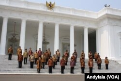 Presiden Jokowi dan Wapres JK berfoto bersama 34 orang menteri Kabinet Kerja di tangga Istana Merdeka Jakarta, 27 Oktober 2015 (Foto: VOA/Andylala)