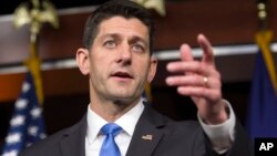 El presidente de la Cámara de Representantes de EE.UU., Paul Ryan, se abstuvo de retirar su apoyo al candidato presidencial republicano Donald Trump. 