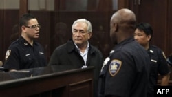 Giám đốc Điều hành IMF Dominique Strauss- Kahn, 62 tuổi (giữa) xuất hiện trước một thẩm phán ở Manhattan, ngày 16/5/2011