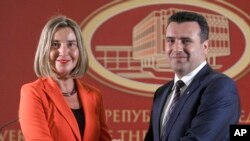 欧盟外交与安全政策主管费代丽卡·莫盖里尼（左）星期三访问斯科普里时与马其顿总理扎挨夫握手