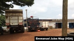 Un camion de gaz domestique en pleine livraison à Yaoundé, au Cameroun, le 17 juin 2019. (VOA/Emmanuel Jules Ntap)