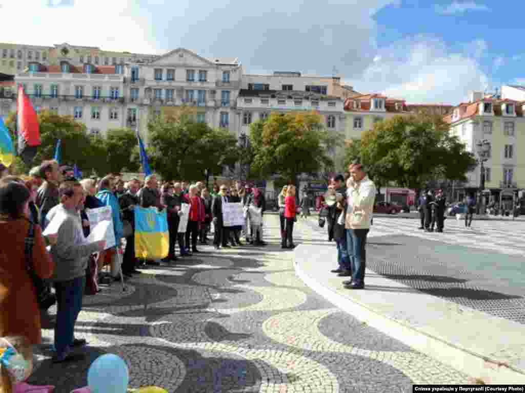 Лісабон "У ваших банках бандити Януковича ховають гроші вкрадені у мільйонів українців!"; "Щоб купити одну нерухомість у вашій країні, український корупціонер залишив тисячі українців без крівлі над головою!"; "Гроші на крові українців, це не інвестиції, це продовження страждань і репресій в Україні!" - з такими лозунгами украінські активісти тепер звертаються до широикого португальського суспільства". 