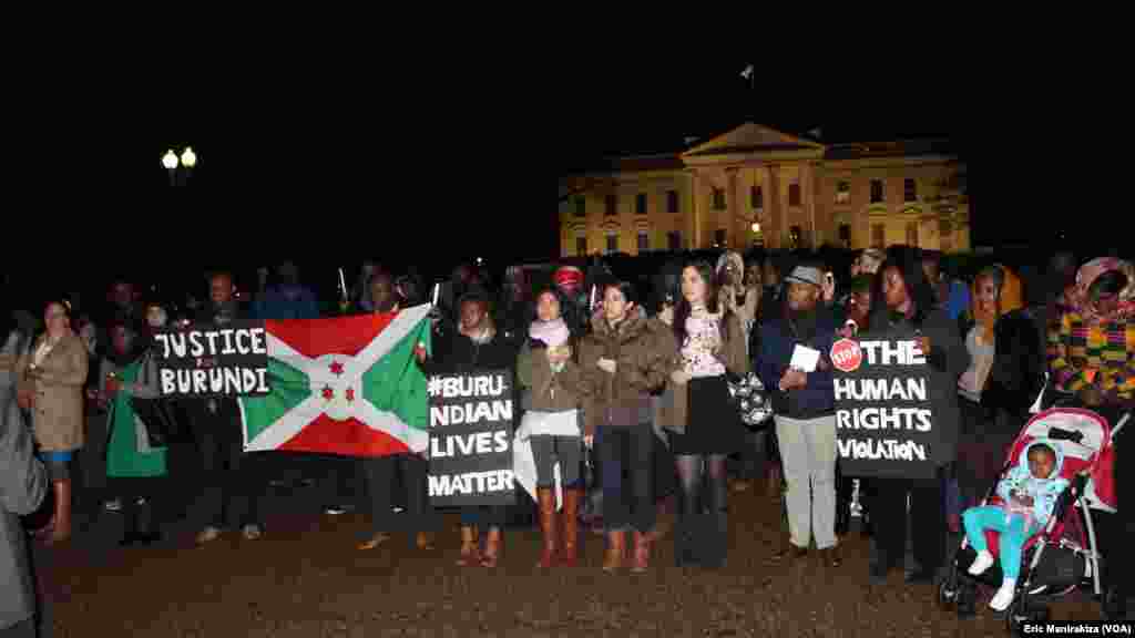 Recueillement devant la ‪Maison‬ ‪Blanche‬ à ‪Washington‬ ‪‎DC‬, en mémoire des civils tués le week-end dernier dans le bastion de la résistance à ‪Bujumbura‬ au ‪Burundi‬, 17 décembre, Washington DC, US. Thomas ‪Pereillo‬, l'envoyé spécial américain dans