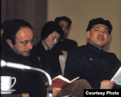 梅兆赞(左一)与姚文元 (梅兆赞提供)