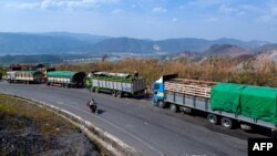 တရုတ်- မြန်မာနယ်စပ် ကုန်ကားများ 