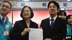 資料照：台灣總統蔡英文和她的2020大選競選搭檔賴清德在台北。（2019年11月19日）
