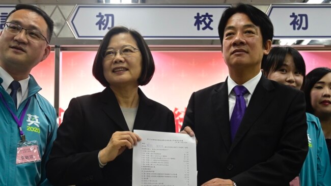 台湾总统蔡英文和竞选副手赖清德（右）在台北的中央选举委员会完成登记，正式成为民进党2020大选总统和副总统候选人。（2019年11月19日）